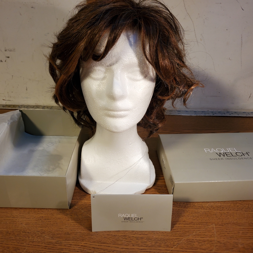 Chic Alert Wig by Raquel Welch - Iced Mocha R8/12SS SS Average NIB